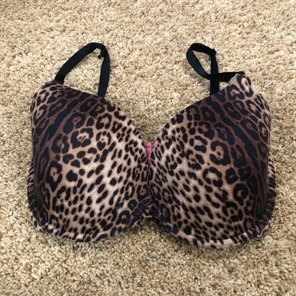 Betsy Johnson Bra/ size 30 DDD/ hock and closure REG & racetrack / leopard print